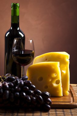 Kırmızı şarap ve peynir.