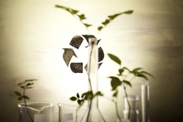 Recyclingschild im Labor — Stockfoto