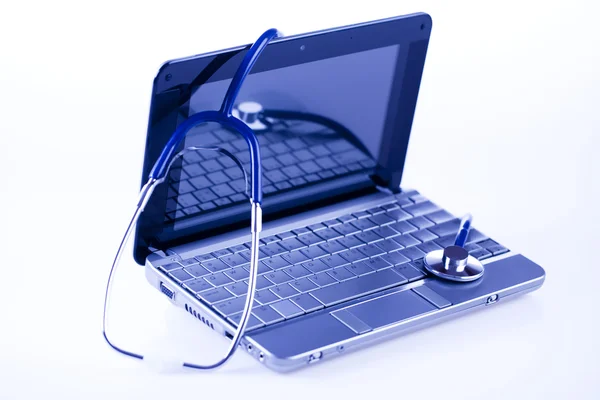 Laptop e stetoscopio — Foto Stock