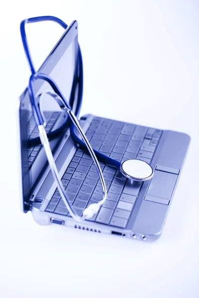 Laptop e stetoscopio — Foto Stock