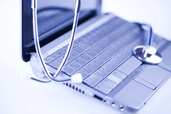 Laptop, zápisník a stetoskopem — Stock fotografie