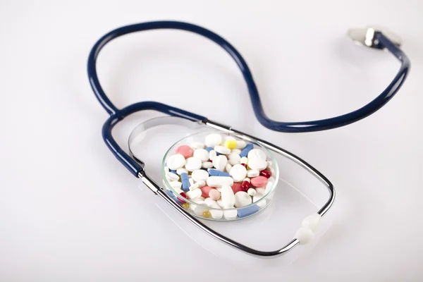 Tabletten & Medikamente und Stethoskop — Stockfoto