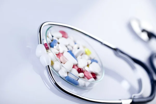 Tabletas y medicamentos y estetoscopio — Foto de Stock