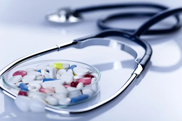 Tabletler ve ilaçlar ve stetoskop — Stok fotoğraf