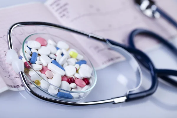 Läkemedel insamling och stetoskop — Stockfoto