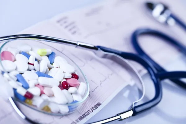 Tabletta & gyógyszerek és sztetoszkóp — Stock Fotó