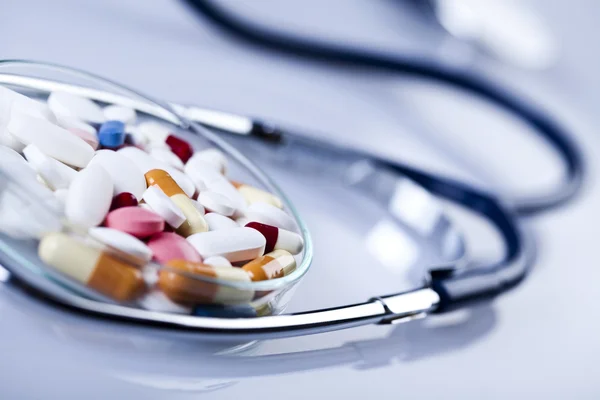 Tabletter & läkemedel och stetoskop — Stockfoto