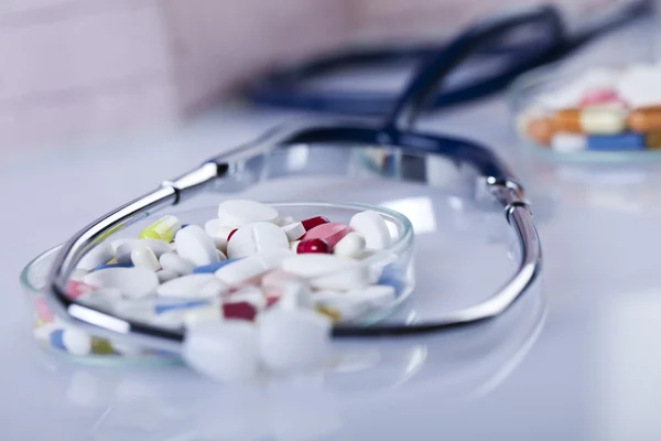 Tabletki idealna leków i stetoskop — Zdjęcie stockowe
