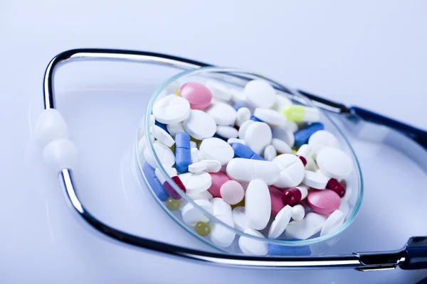 Таблетки и лекарства и стетоскоп — стоковое фото