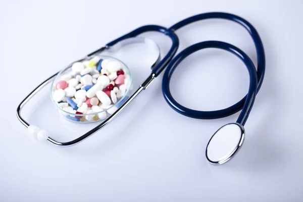 Tabletas y medicamentos y estetoscopio —  Fotos de Stock