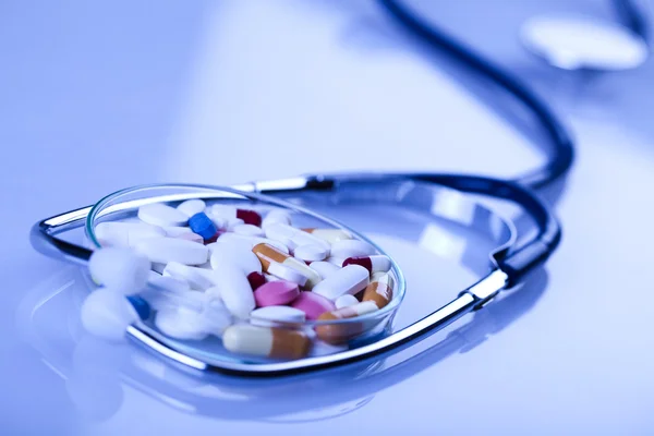 Läkemedel insamling och stetoskop — Stockfoto