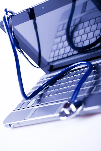 Laptop, laptop- en stethoscoop — Stockfoto