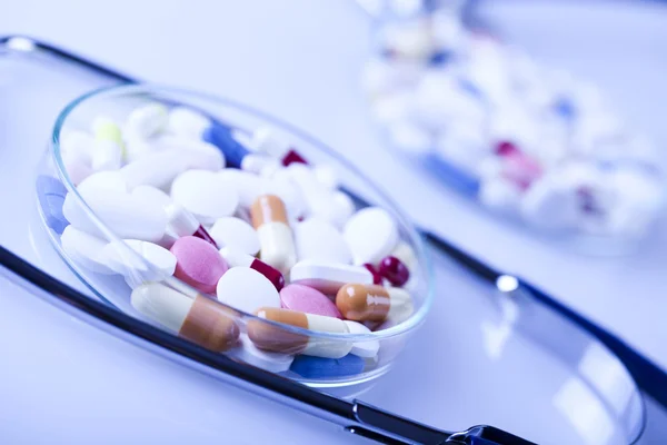 Таблетки и лекарства и стетоскоп — стоковое фото
