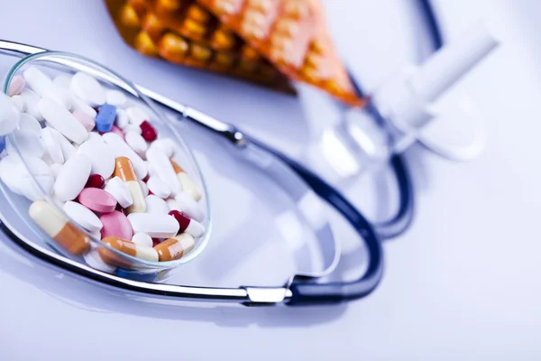 Tabletta & gyógyszerek és sztetoszkóp — Stock Fotó
