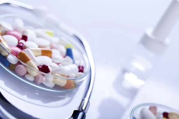 Tablety & léky a stetoskopem — Stock fotografie