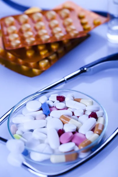 Gyógyszerek és sztetoszkóp — Stock Fotó