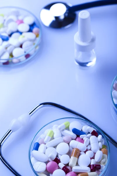 Tabletták csendélet és sztetoszkóp — Stock Fotó