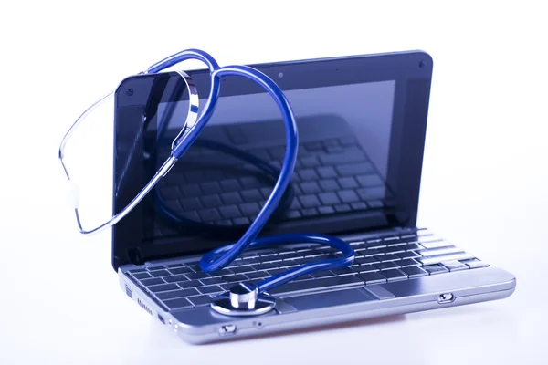 Laptop, zápisník a stetoskopem — Stock fotografie