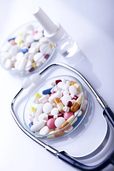 Tabletler ve ilaçlar ve stetoskop — Stok fotoğraf