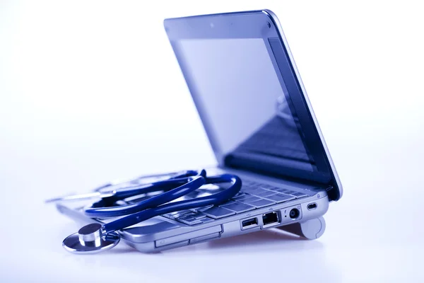Laptop, notatnik i stetoskop — Zdjęcie stockowe