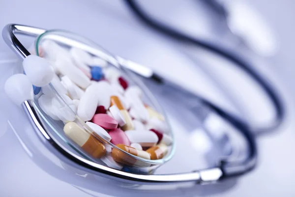Tabletas y medicamentos y estetoscopio —  Fotos de Stock