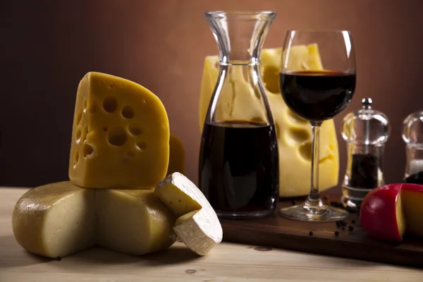 Rotwein und Käse — Stockfoto