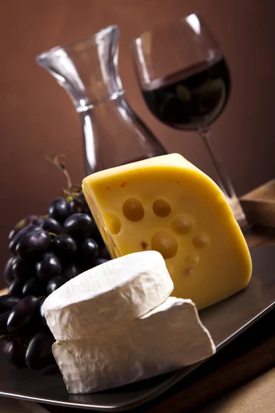 Natureza morta com queijo e vinho — Fotografia de Stock