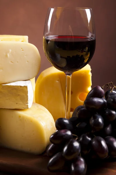 Натюрморт с сыром и вином — стоковое фото
