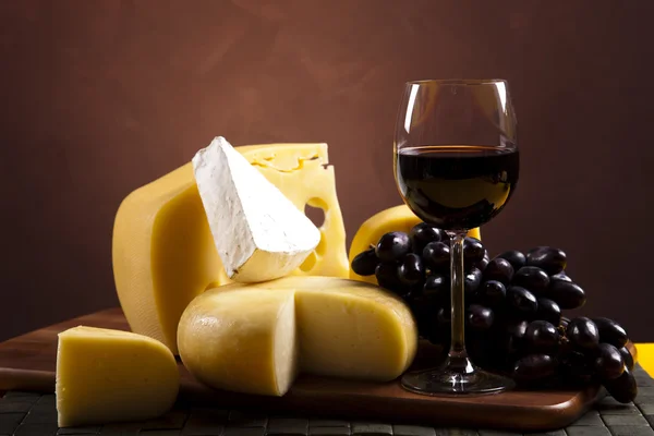 Nature morte au fromage et au vin — Photo