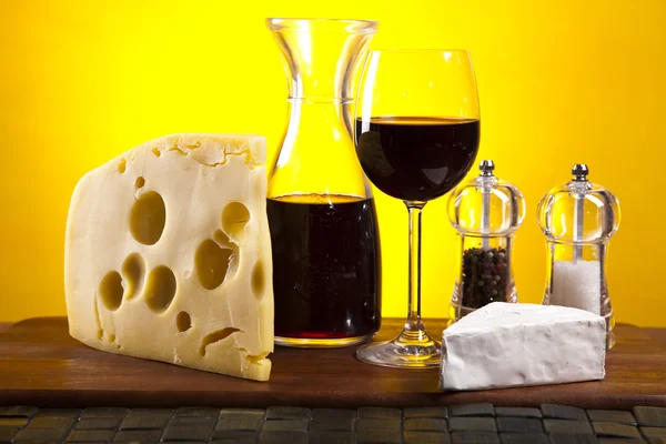 Vino y queso bodegón — Foto de Stock