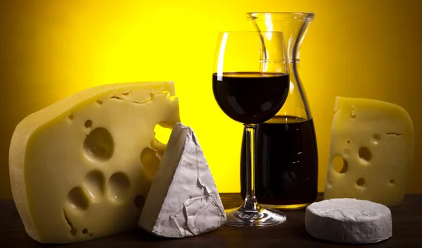 Queijo e vinho tinto — Fotografia de Stock