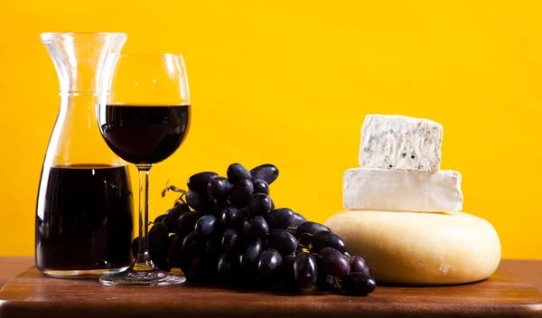 Peynir ve kırmızı şarap — Stok fotoğraf