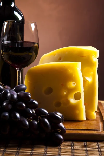 Käse und Rotwein — Stockfoto