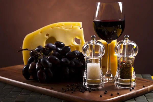 Stillleben mit Wein und Käse lizenzfreie Stockbilder