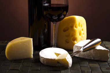 peynir ve şarap ile natürmort
