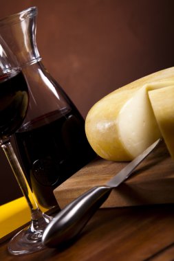 Peynir ve kırmızı şarap