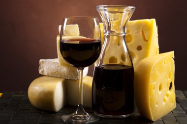 Peynir ve kırmızı şarap