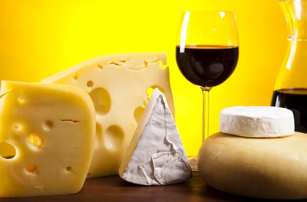 Natureza morta com queijo e vinho — Fotografia de Stock