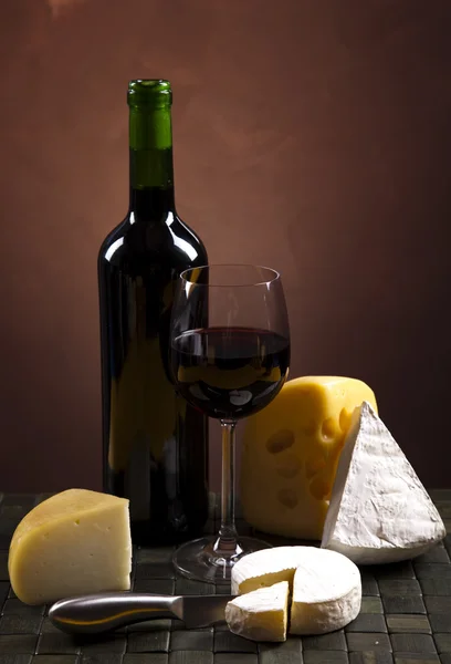 Queso y vino tinto — Foto de Stock