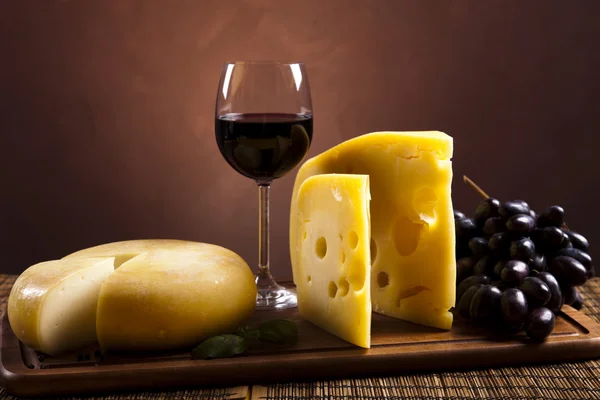 Bodegón con queso y vino — Foto de Stock