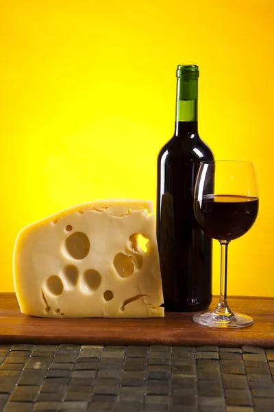 Сыр и красное вино — стоковое фото