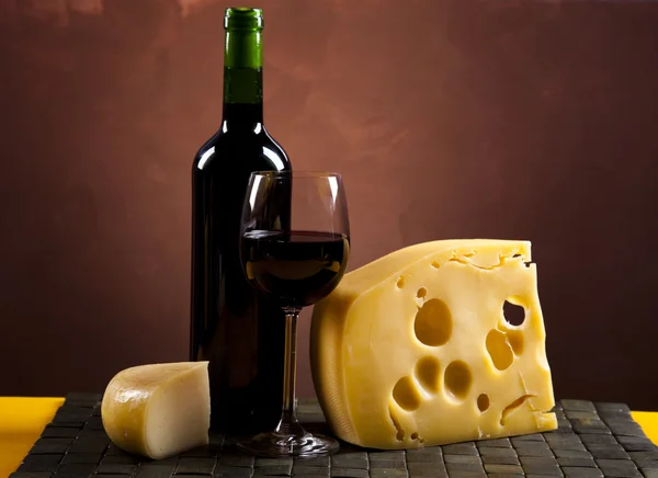 치즈와 붉은 포도주 — 스톡 사진