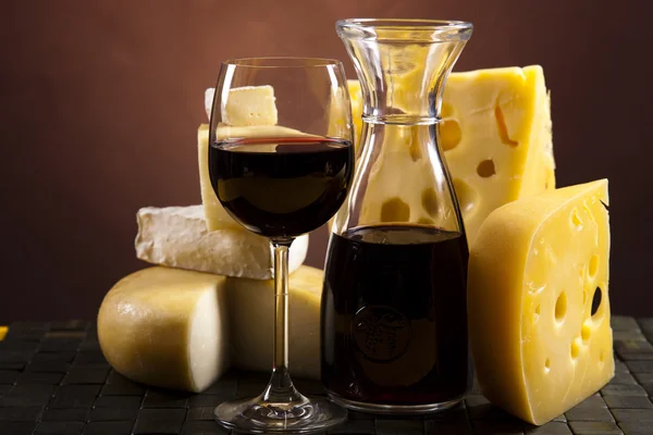 Sýr a červené víno — Stock fotografie