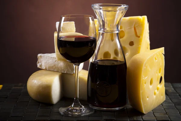Τυρί και ερυθρός οίνος — Φωτογραφία Αρχείου