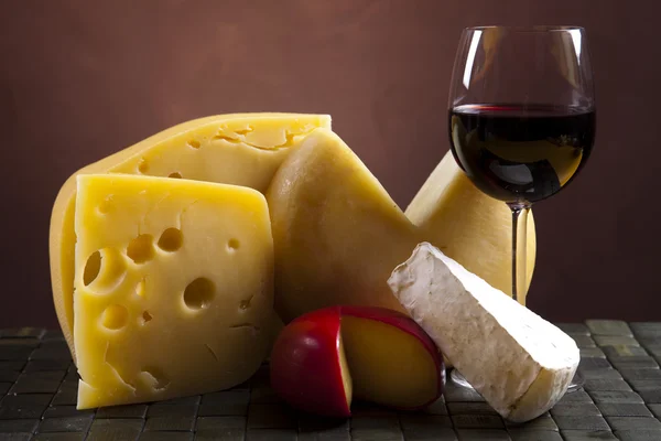 静物与奶酪和葡萄酒 — 图库照片