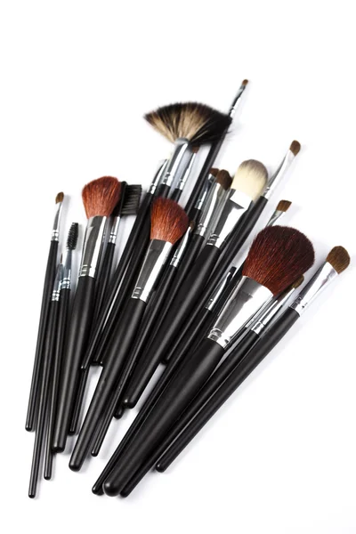 Set di pennelli cosmetici su sfondo bianco — Foto Stock