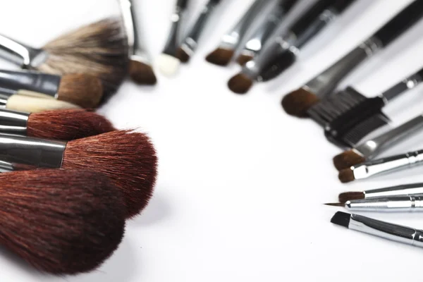 Set di pennelli cosmetici su sfondo bianco — Foto Stock