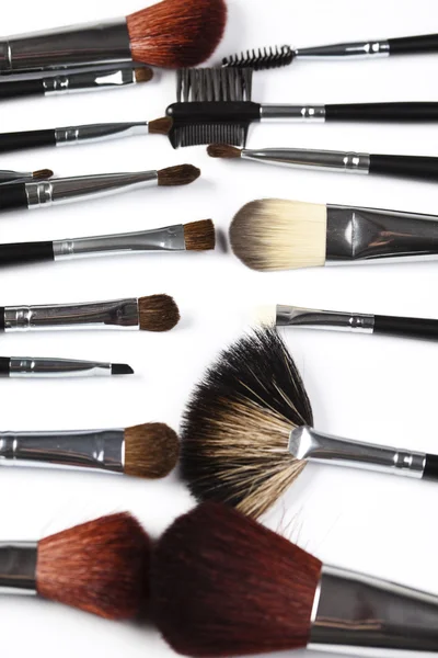 Set de pinceaux de maquillage professionnels sur fond blanc — Photo