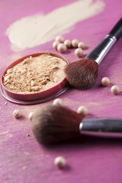 Polvo facial, maquillaje en polvo sobre fondo rosa —  Fotos de Stock