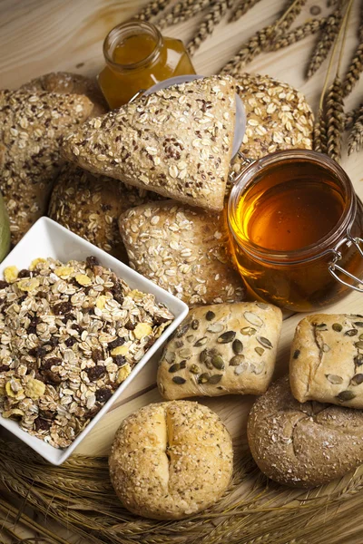 Verscheidenheid van hele tarwe brood — Stockfoto